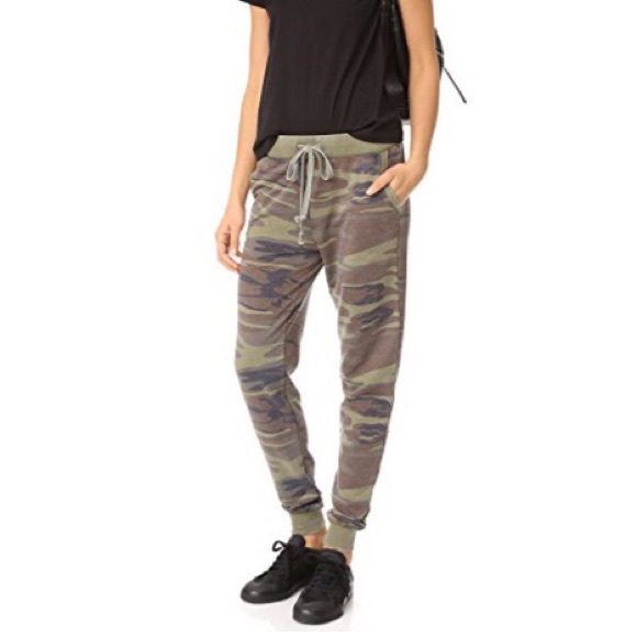 ✨SOLD OUT✨Z Supply Camo Jogger Pant - Picture 3 of 6